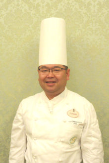 ☆トップシェフに聞く☆盛り付けに細心の注意(東京ディズニーランドホテル 調理部 調理課 ペストリー/ベーカリー シェフ 藤森信一氏)