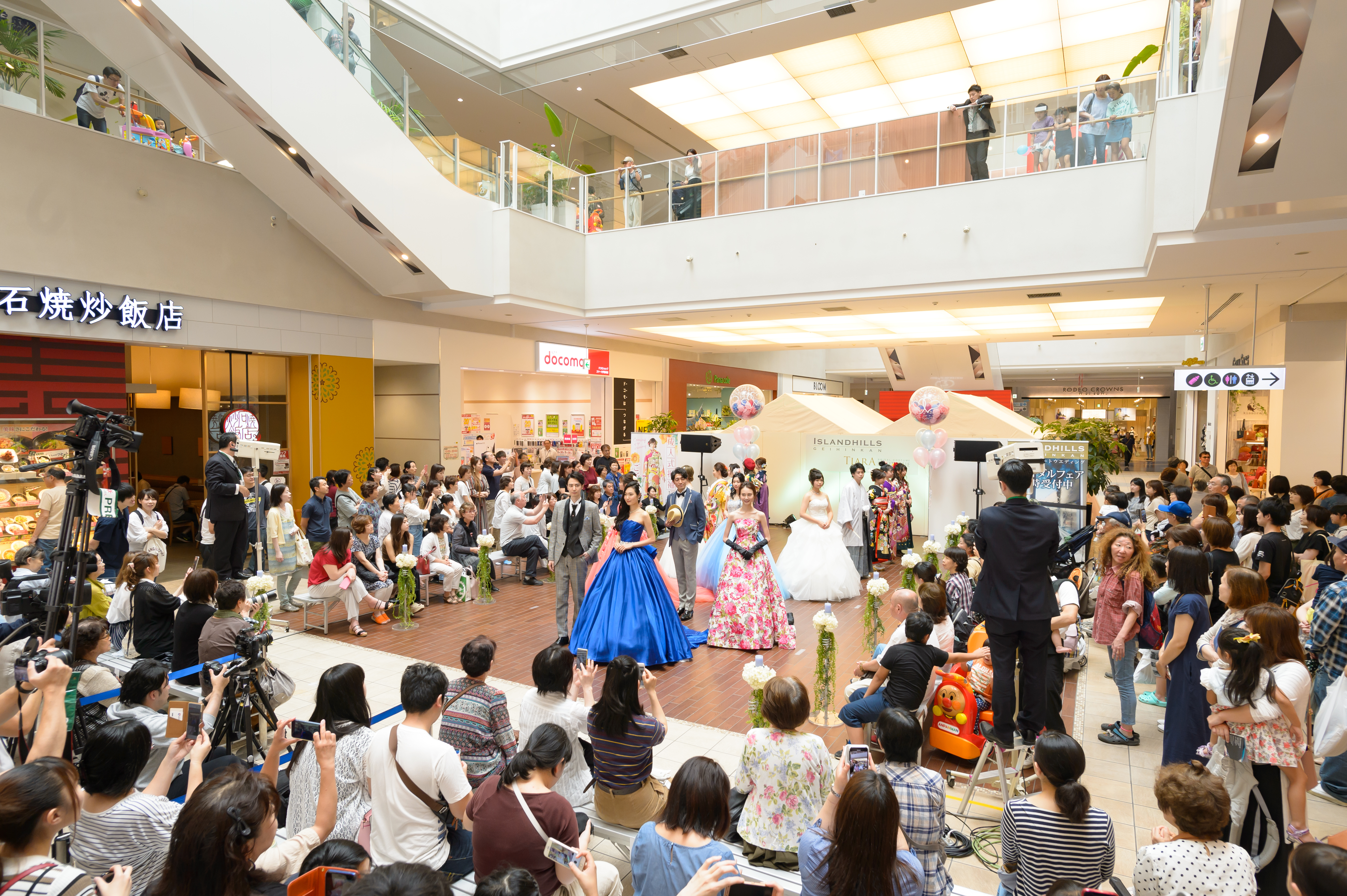ショッピング施設でドレスショー メモリード 会場 最新ブライダル業界情報なら 専門業界紙発行のブライダル産業新聞社