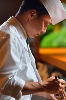 〔好調を博すグループ企業〕一括加工を実現するセントラルキッチン検討【ブロスダイニング 代表取締役社長 鈴木一生氏】