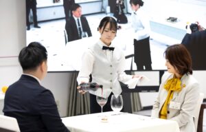 学生6人が接客競うワイン実技など審査【福岡ホテル・ウェディング &製菓調理専門学校】