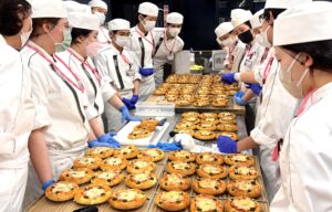 400人に学生考案のパン提供【辻調理師専門学校】